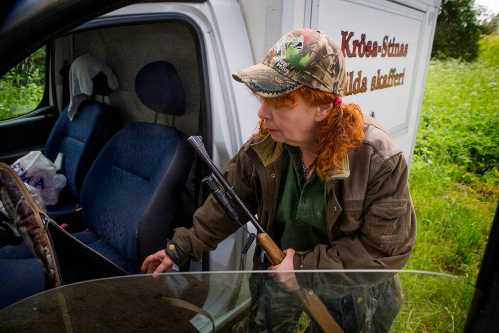 Vildsvin brukar hon jaga själv. Hon röker sitt eget kött och fiskar även en hel del. färska delikatesser som säljs på lokala marknader. Foto Roger Schederin