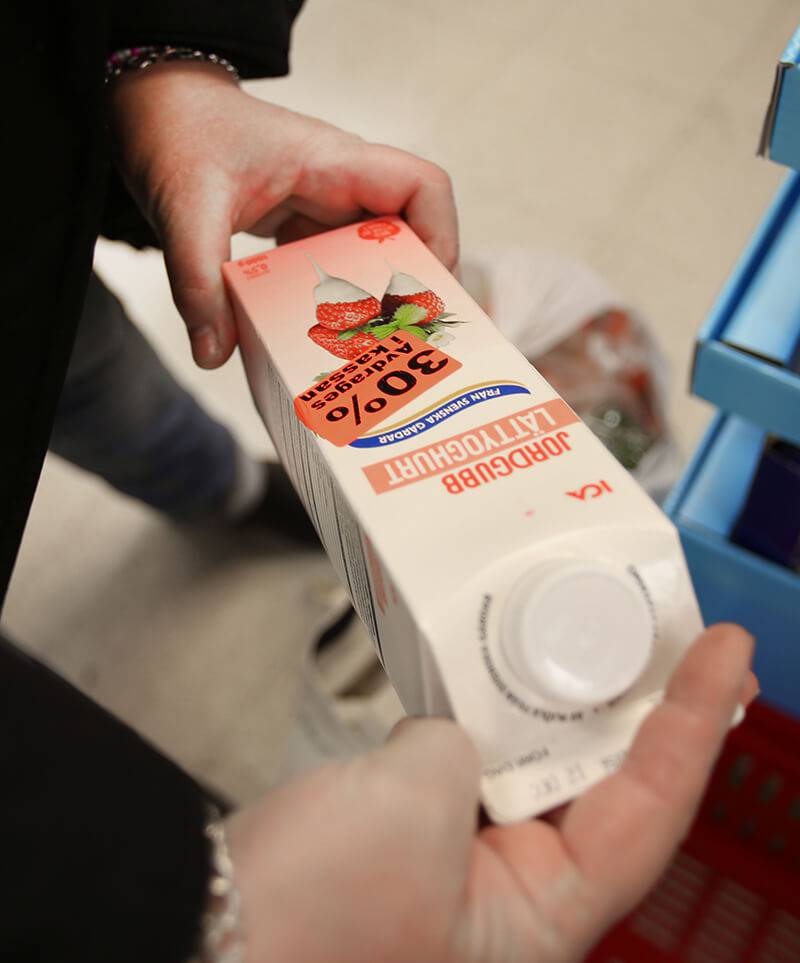 Mat med kort datum, trasig förpackningar mm läggs i matkassarna till medlemmarna . Foto Roger Schederin