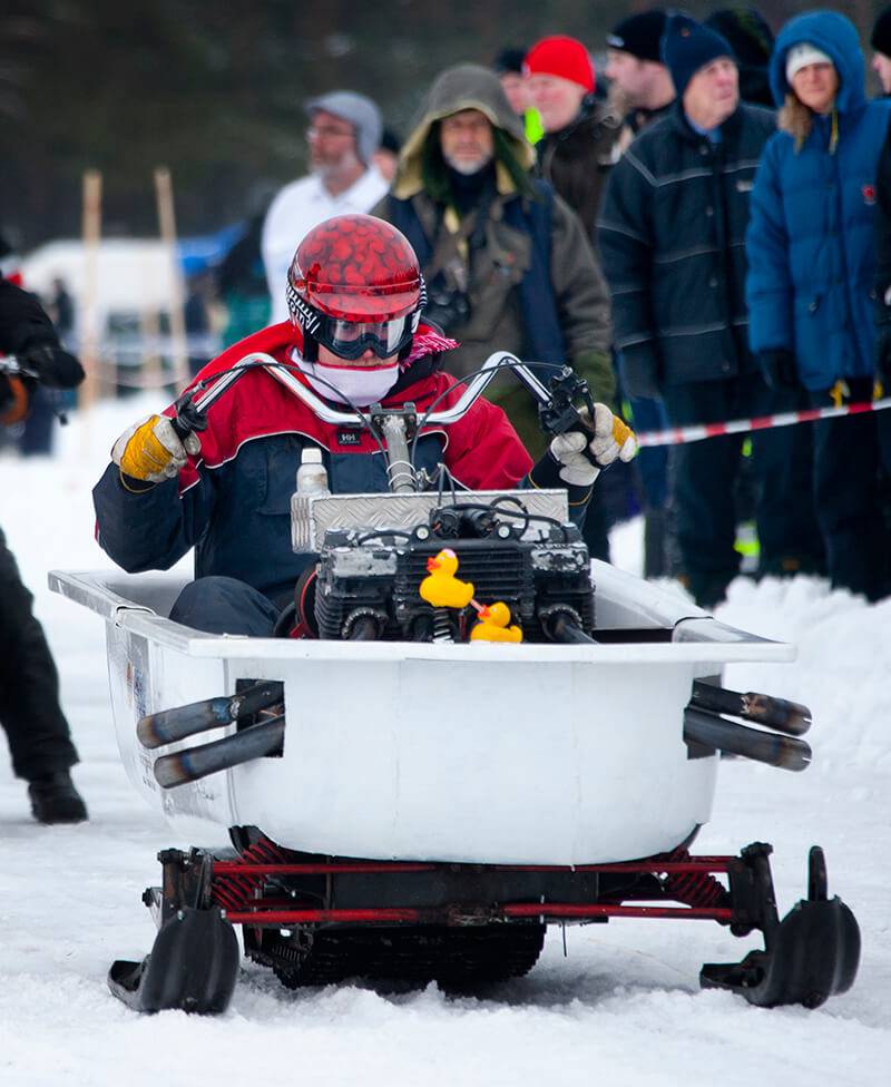 Ett badkar på medar och en vass MC motor på fantasin när det gäller byggen finns inga gränser. Foto Roger Schederin