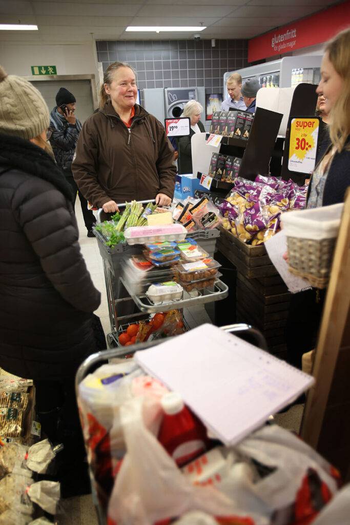 Det kostar 500 kr att bli medlem och alla som tjänar under 13 000 kr i månaden kan ansöka. Food2Change mål är att medlemmarna ska kunna hämta kassar med mat en gång i veckan för cirka 200 kr. Foto Roger Schederin