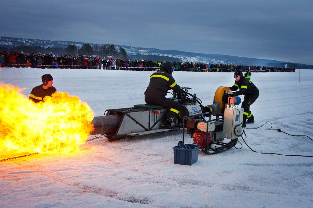 Jetmotorerna tänds med en stor fläkt framme i luftintaget. Ljudvolymen går inte att beskriva…Foto Roger Schederin