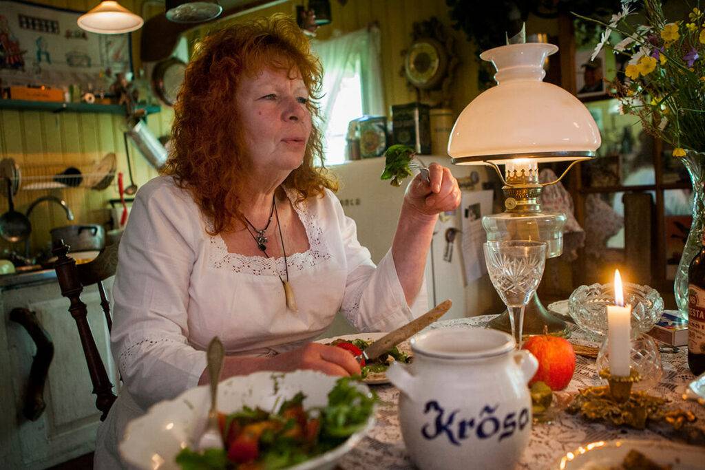 Kristina har dukat med vit spetsduk i köket och lagat till en härlig harstek på vedspisen. Foto Roger Schederin
