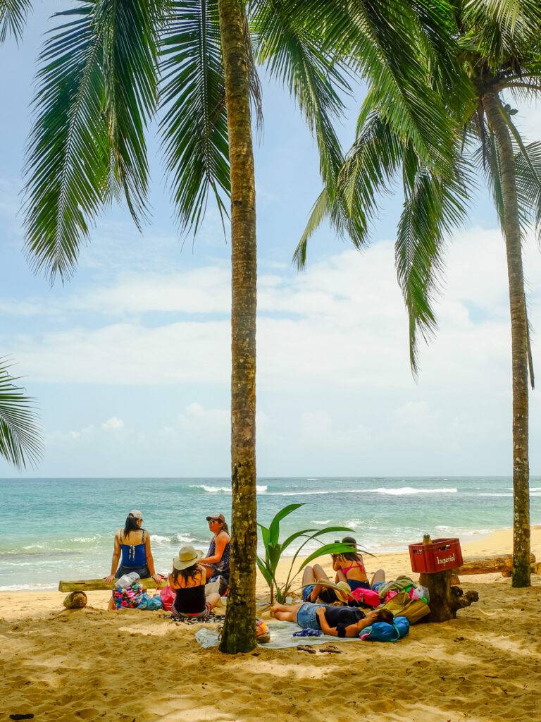 Turister solar på stranden Punta Uva Arrecife.