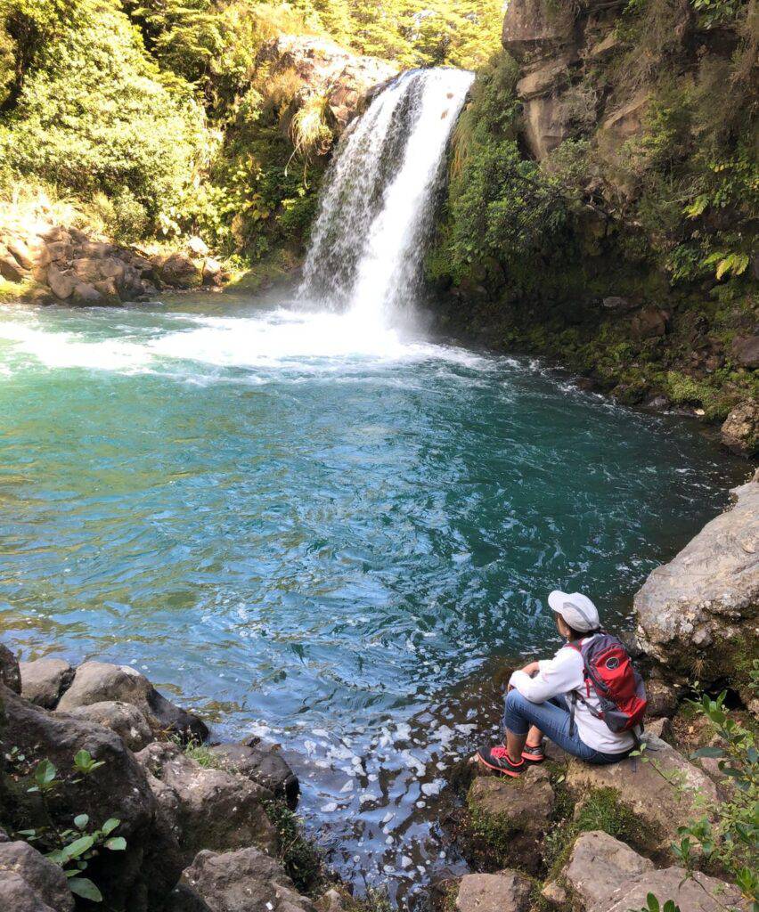 En stunds kontemplation invid Gollums Pond. I verkligheten Tawhai Falls och ett av många mål för vandring i nationalparken Tongariro.