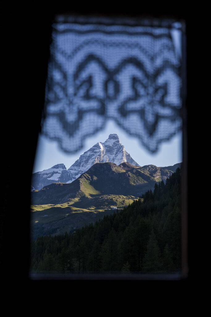 Foto på Matterhorn genom fönstret