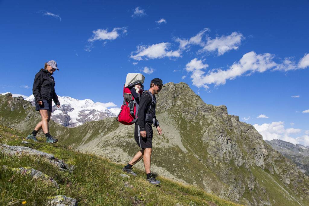 Thomas Palmbäck med fru och sonen Elis på väg mot Rifugio Tounalin.