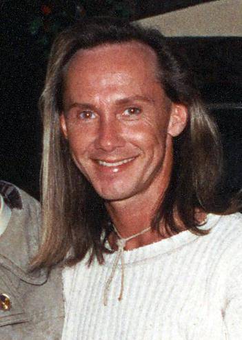 Christer Lindarw i 30-års åldern. Med långt hår och vit tröja.