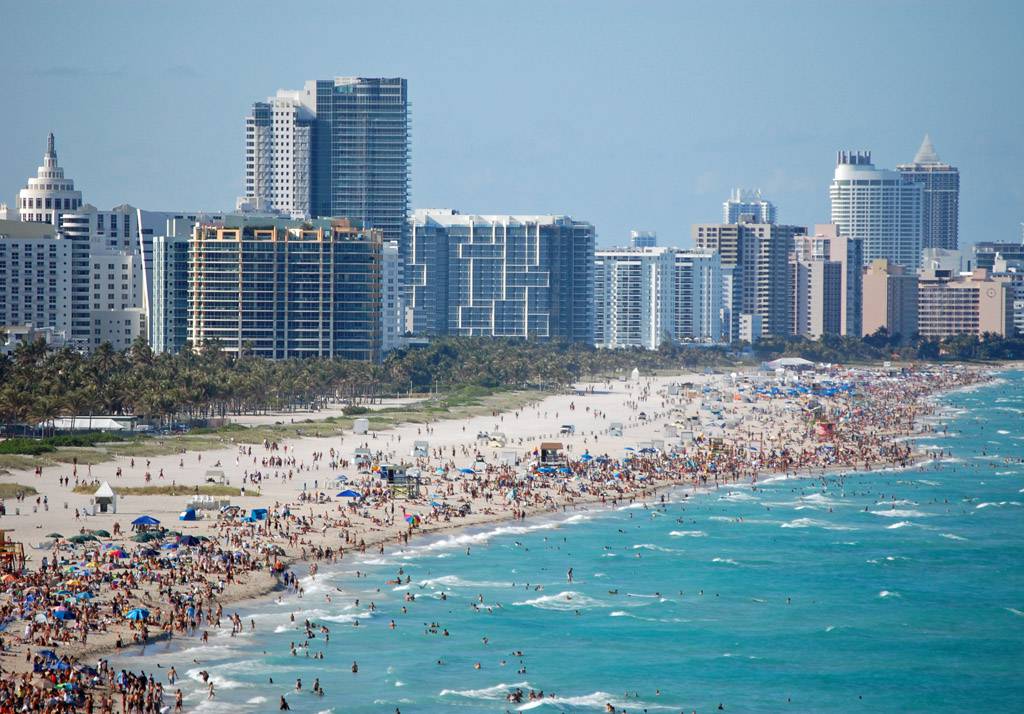 South beach, proppfull strand med skyskrapor I bakgrunden