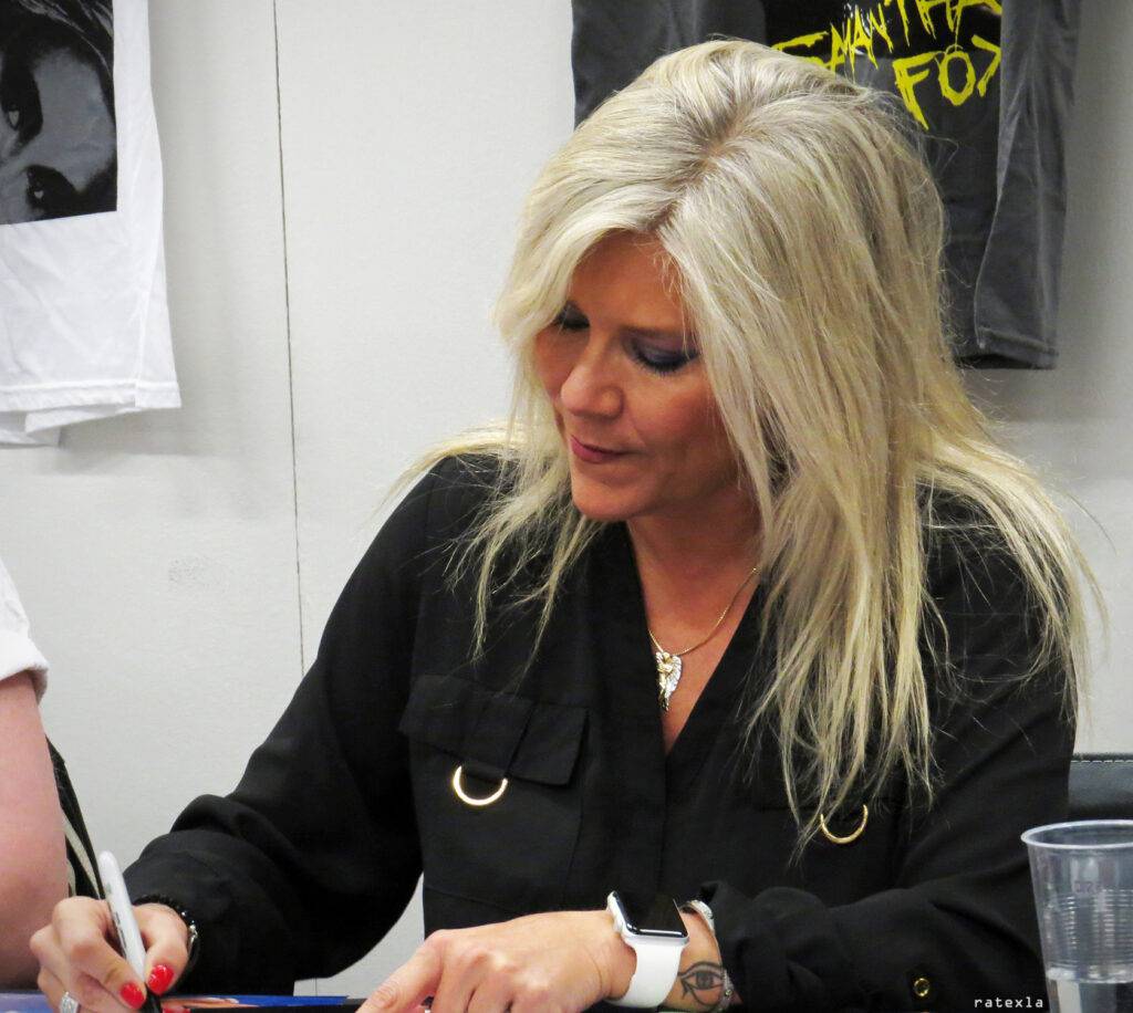 Samantha fox vid en boksignering