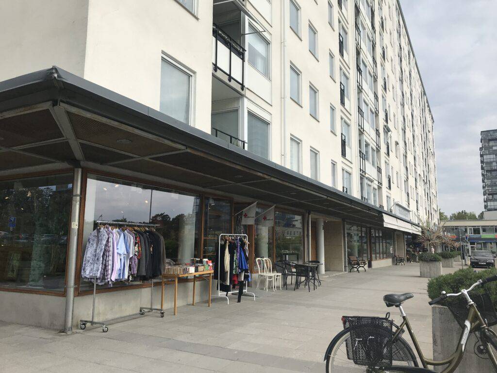 En fasad med butikslokal, svensk förort