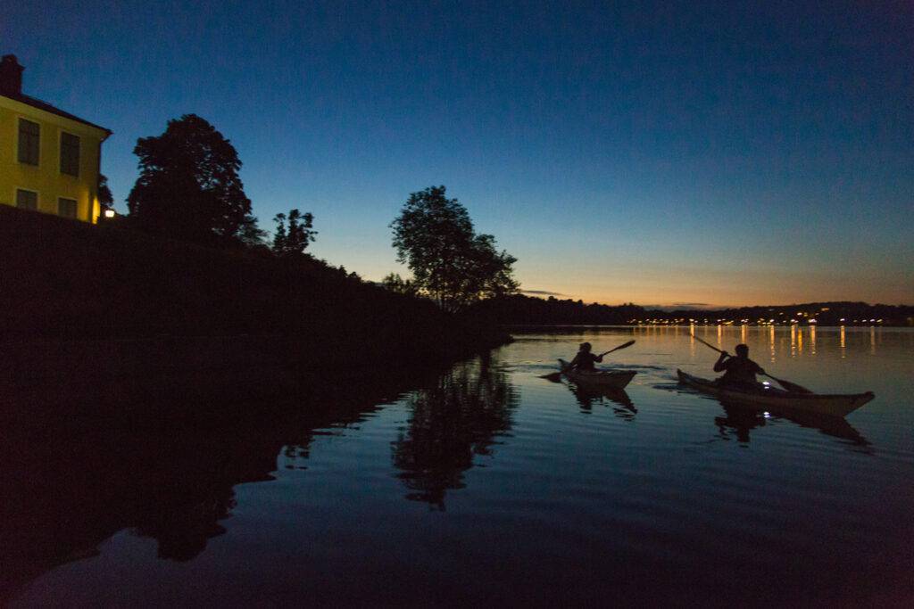 Två paddlare i månljus