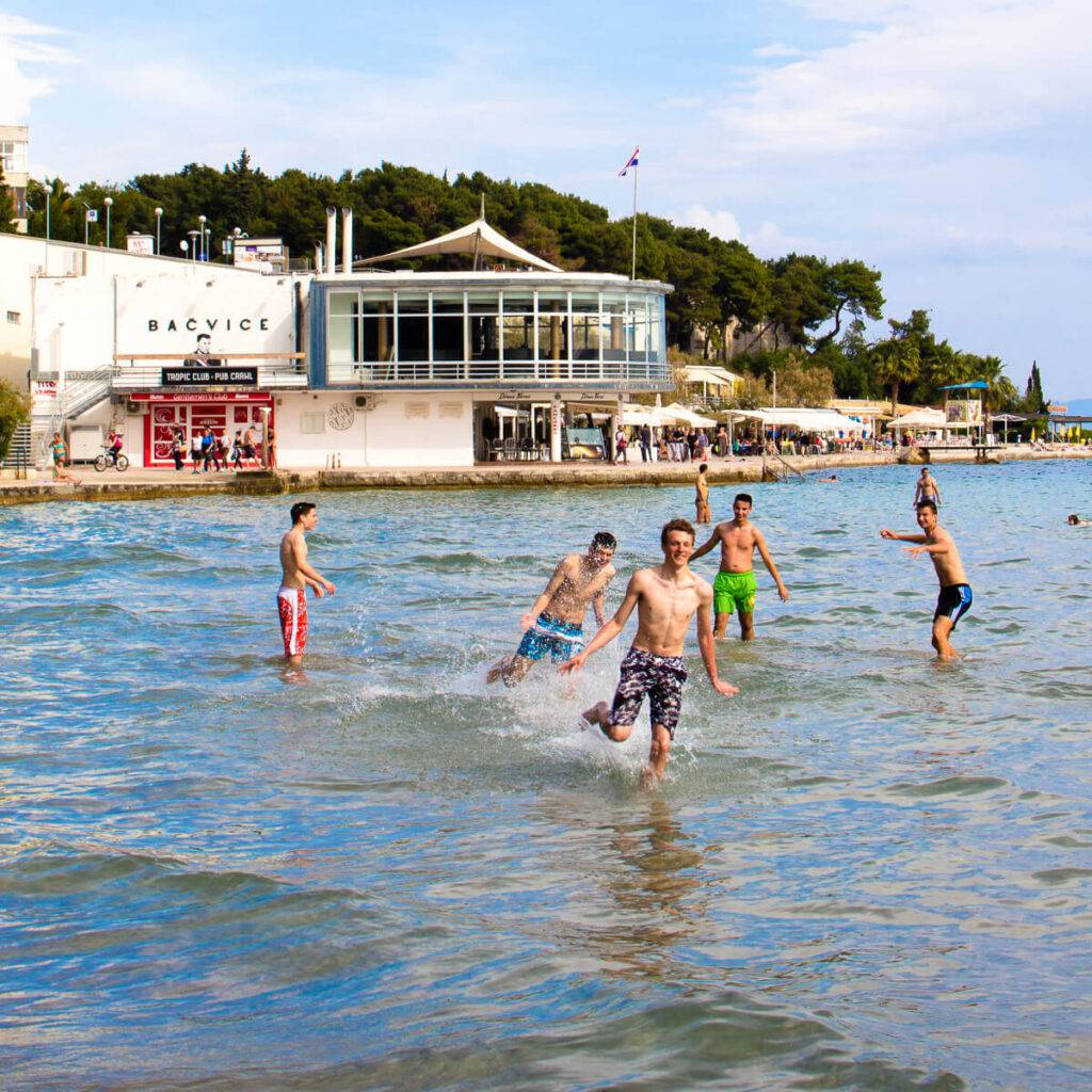 Ungdomar spelar picigin på Bacvicestranden i Split.