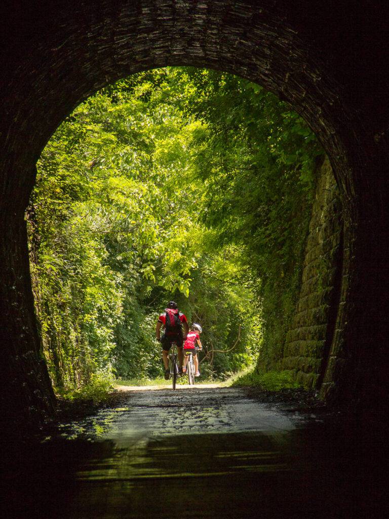 Cyklister i tunnel på Parenzanaleden.
