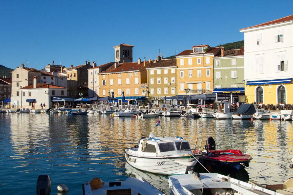 Båtar i hamnen i Cres stad.