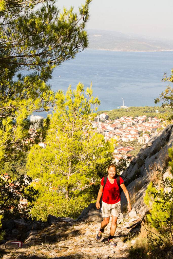 Artikelförfattaren vandrar på Biokovo. Makarska och havet i bakgrunden.