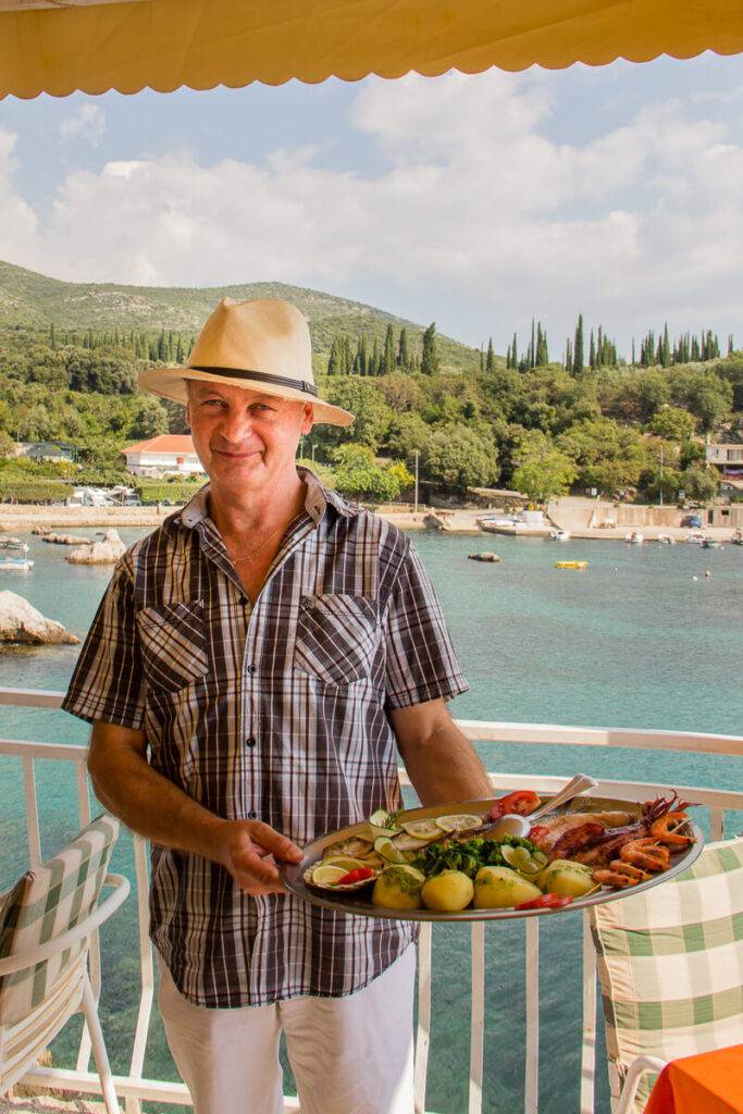 Andrejko Marinović med en fisktallrik på restaurangen Maritimo.