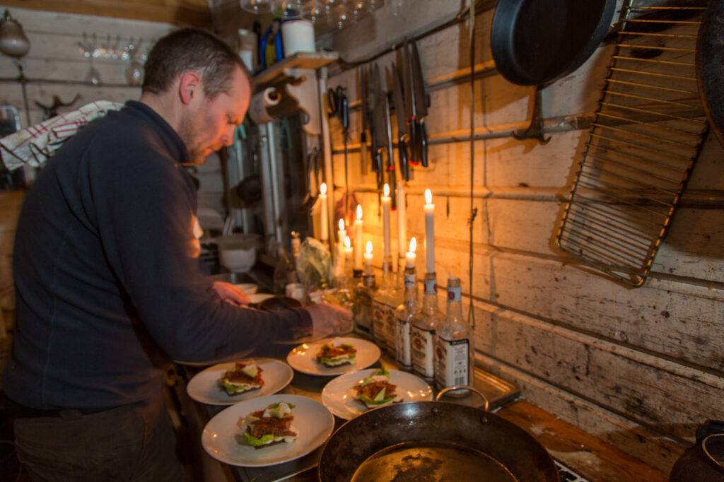 Jappe förbereder smörrebröden.