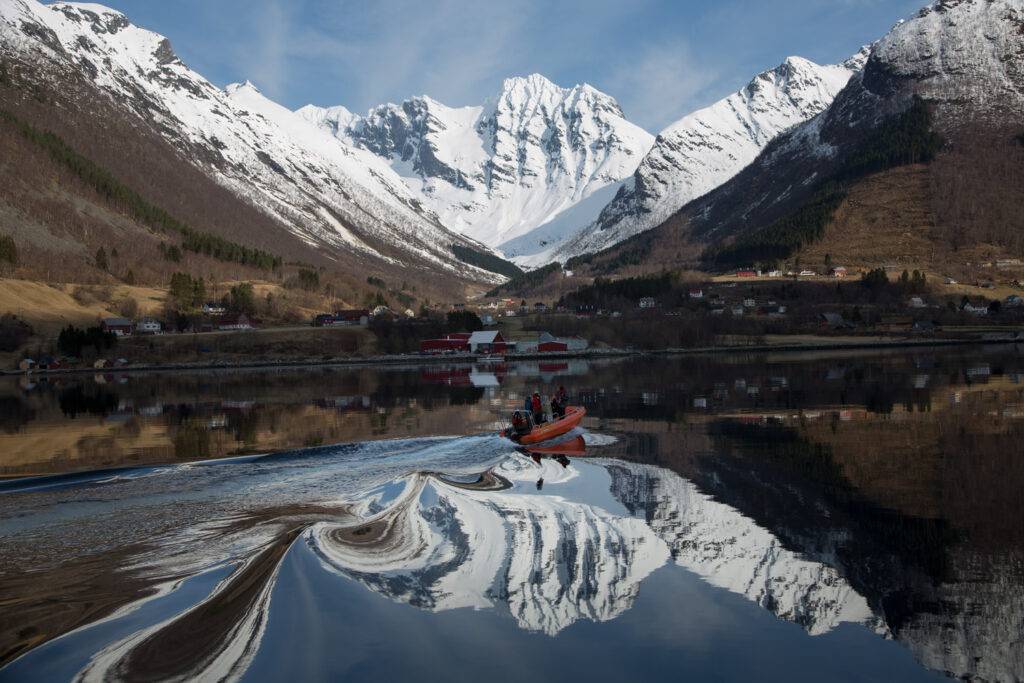 Nordnorska berg som speglas i havet
