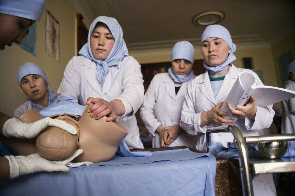 Barnmorskeelever vid Svenska Afghanistan Kommittens utbildning i Aibak.