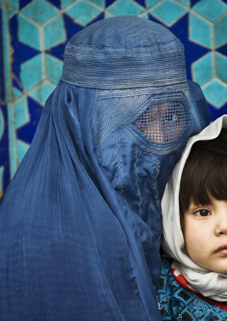 Kvinna med barn utanför Blå Moskén o Mazar-e-Sharif.