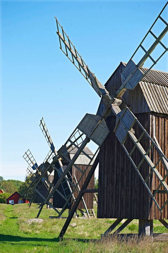 Väderkvarnar finns överallt på Öland. Det var under 1700-talet som de flesta byggdes. Varje gård ville ha sin egen.