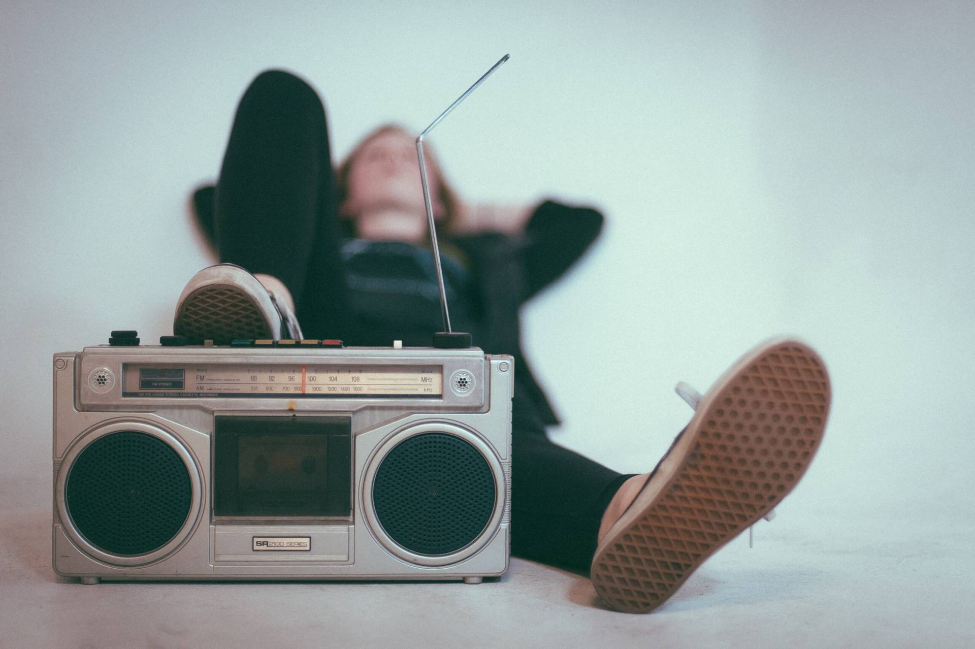 Kvinna som ligger och lyssnar på musik