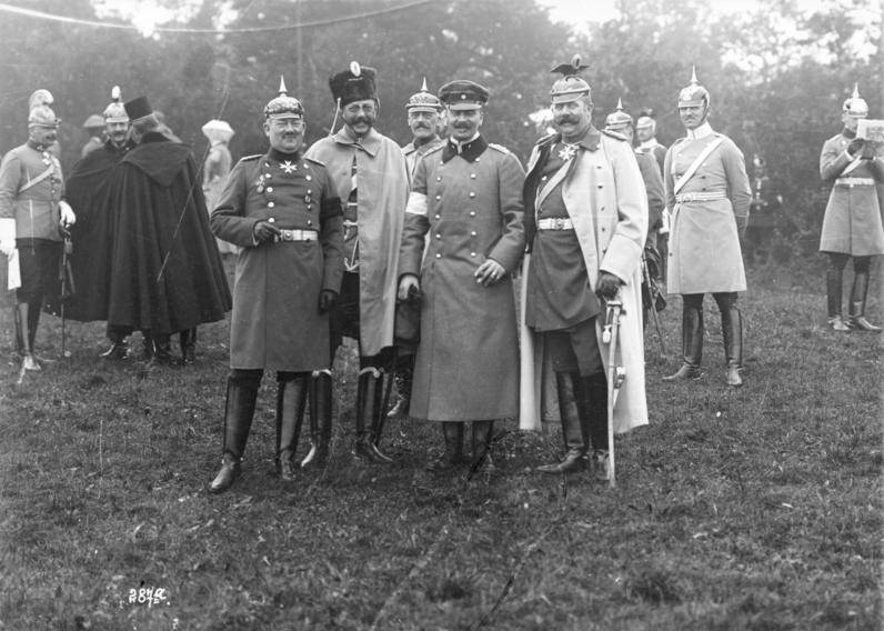 År 1909 deltog den österrikiske tronföljanen Franz Ferdinand (längst till höger) i en militärmanöver i Tyskland tillsammans med bland andra Tysklands kronprins.