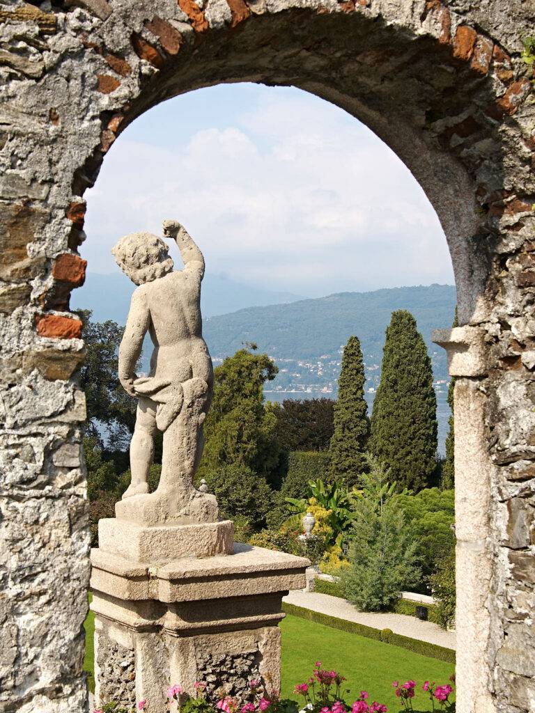 Portaler har djupverkan och kan användas för att förstärka effekten av en utsikt, även om det knappast behövs här i barockträdgården Isola Bella i Lago Maggiore.