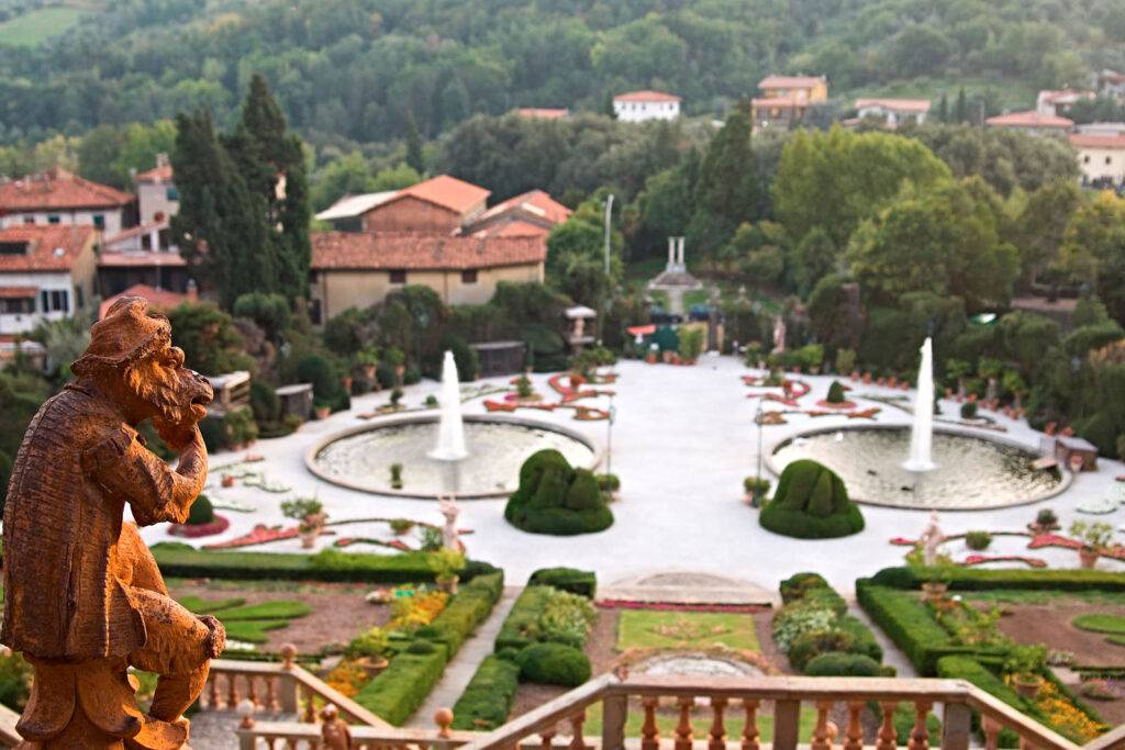 Vattenkonster kännetecknar renässans och barock. I Villa Garzoni, Toscana, är det storslagenhet som gäller för de väl tilltagna symmetriska fontänerna vid anläggningens fot.