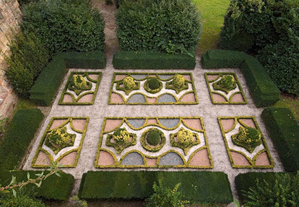 Parterr med komplicerat barockmönster och färgat markmaterial från Villa Reales trädgård utanför Lucca.