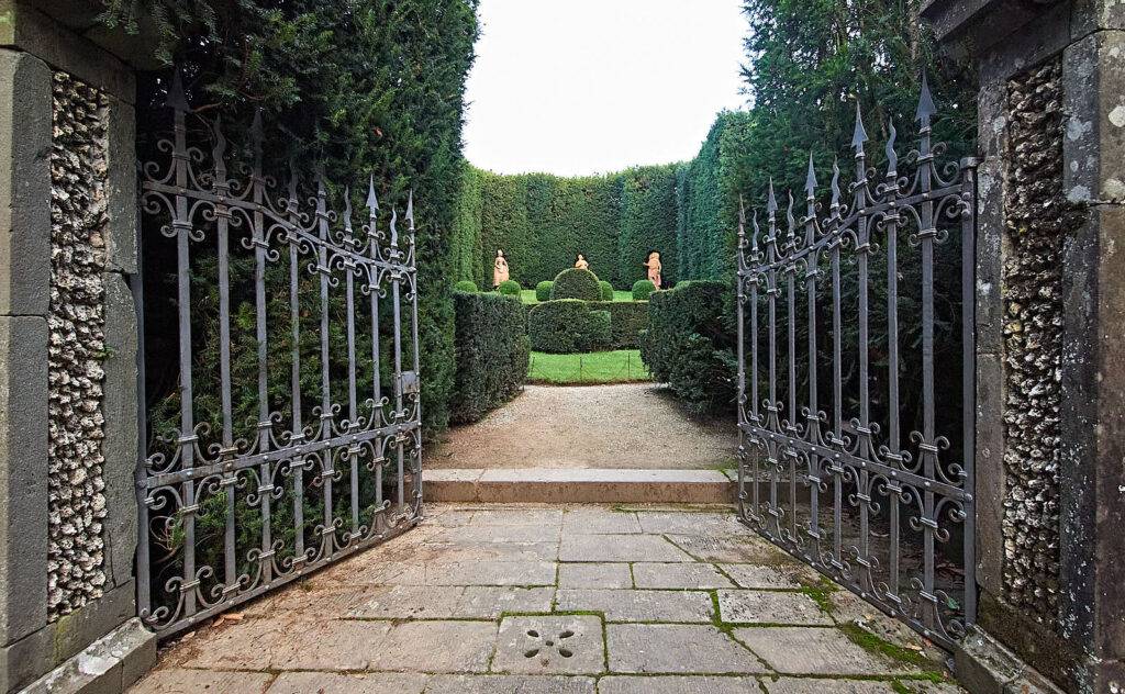 I Teatro di Verdura, i Villa Reale di Marlias trädgård utanför italienska Lucca från 1650-talet, förstärker den halvcirkelformade scenen.