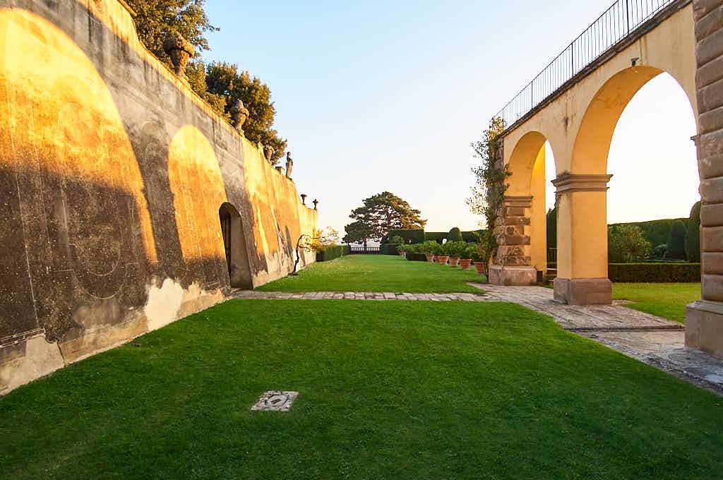 I Villa Gamberaia löper inte huvudaxeln genom huset utan mellan huset och en hög mur