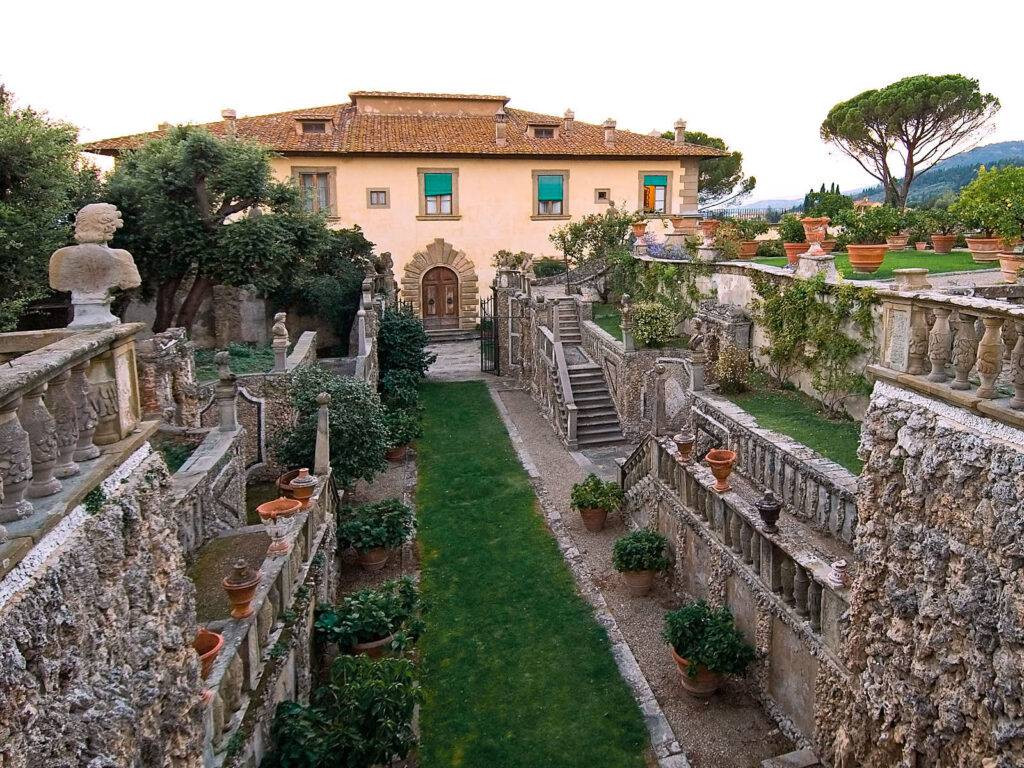Landskapsarkitekternas egen italienska favorit, Villa Gamberaia i närheten av Florens, är formellt uppbyggd, med korsande siktlinjer, terrasseringar och utsikter.