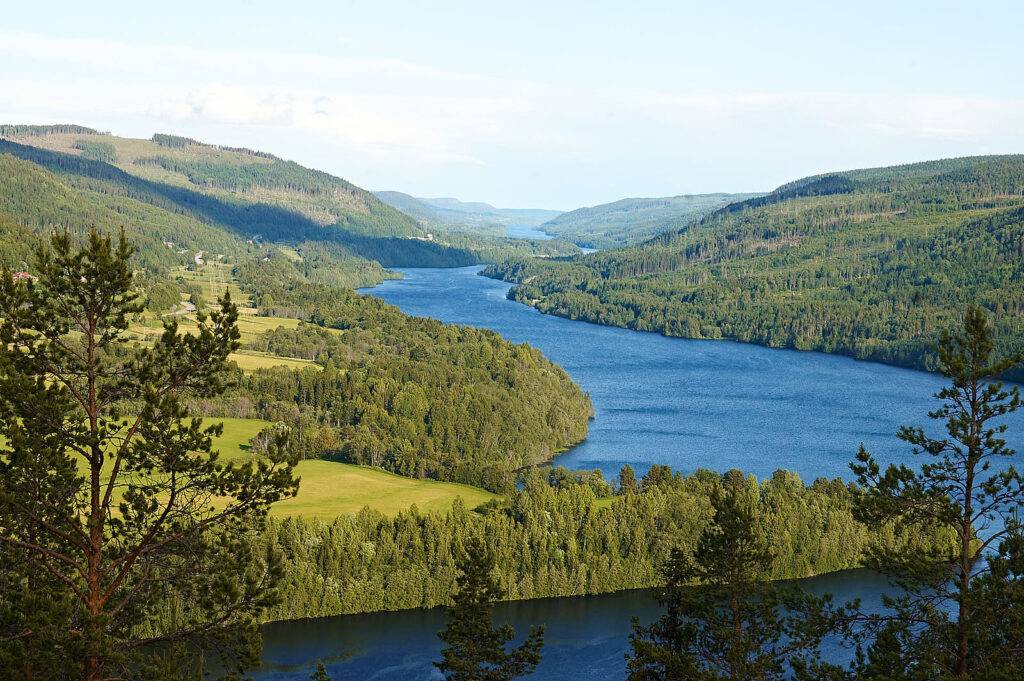 Från Vättaberget är utsikten över Indalsälven utan överdrift strålande, här gick Vidhussens flodvåg fram. Själva floddalen har däremot karvats ur den hårda berggrunden under hundratusentals år.