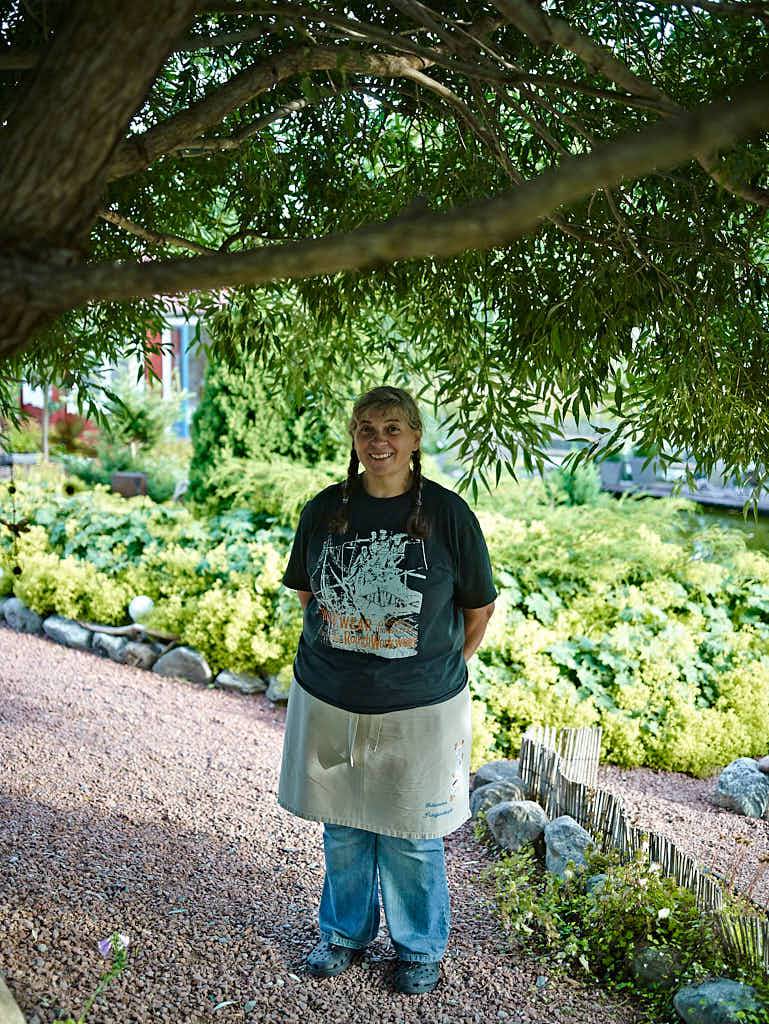 Marie Sundin i skuggan under bollpilen.